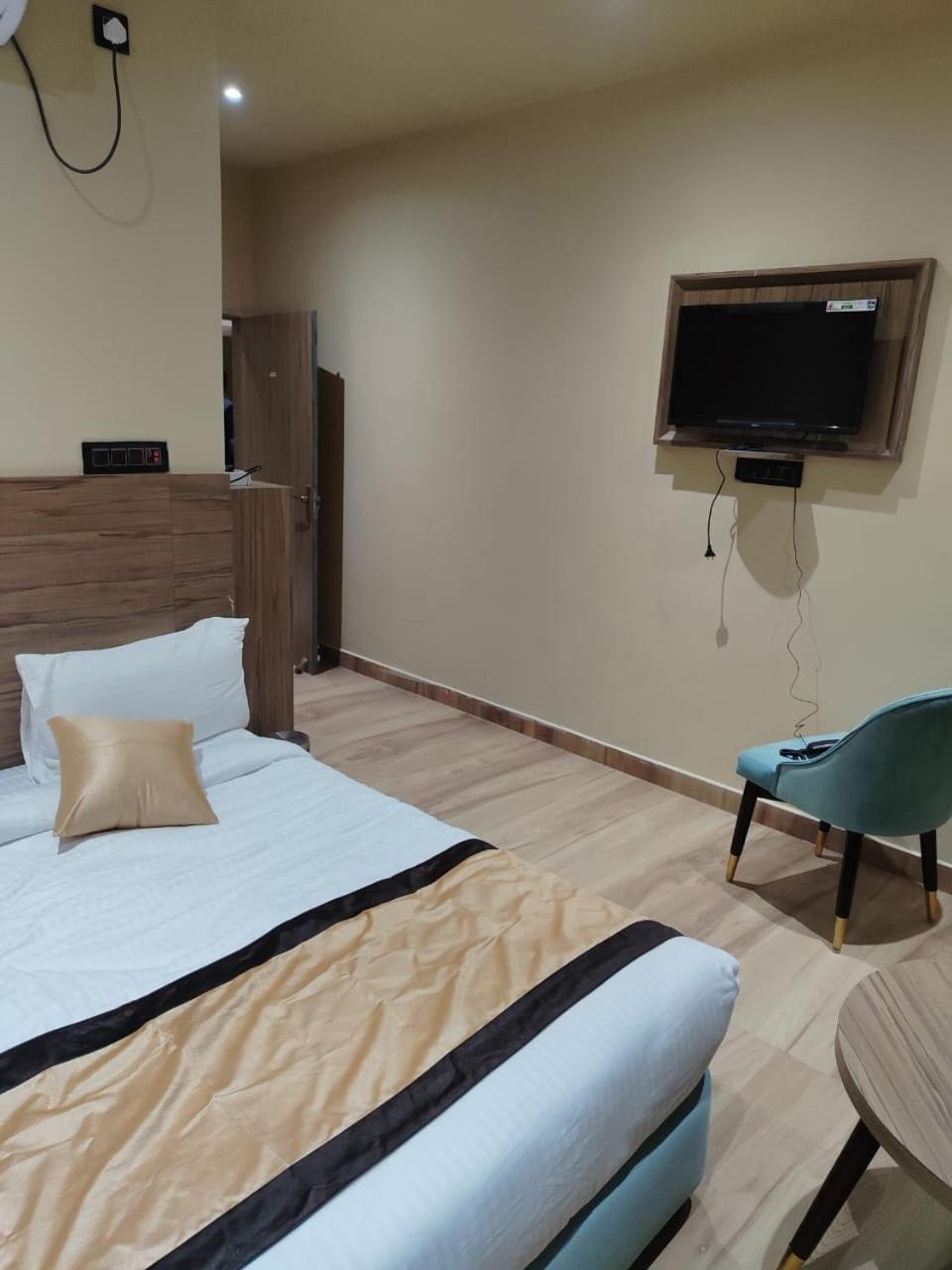 The Velvet Sky Hotel & Resort Bahraich Exterior foto