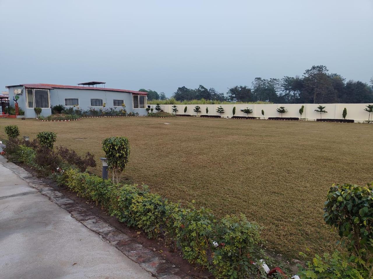 The Velvet Sky Hotel & Resort Bahraich Exterior foto